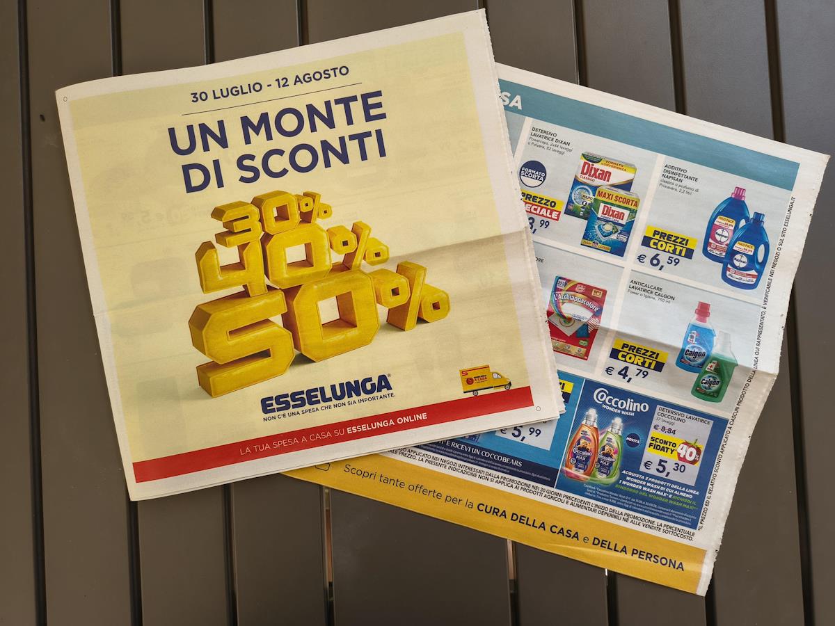 Volantino Esselunga del 30 luglio 2026 con banderuola gialla dedicata alla cura della casa e della persona