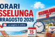 Grafica con scritta Orari Esselunga Ferragosto 2026, supermercato Esselunga, carrello della spesa, orologio e calendario del 15 agosto.