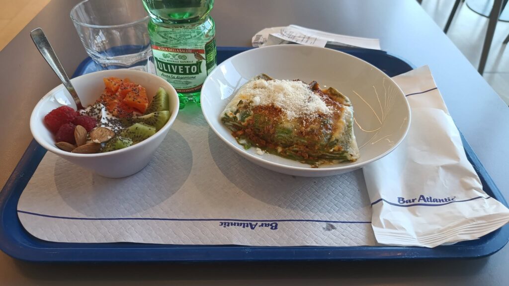 Lasagne verdi con parmigiano, frutta e yogurt e acqua Uliveto al Bar Atlantic Esselunga.