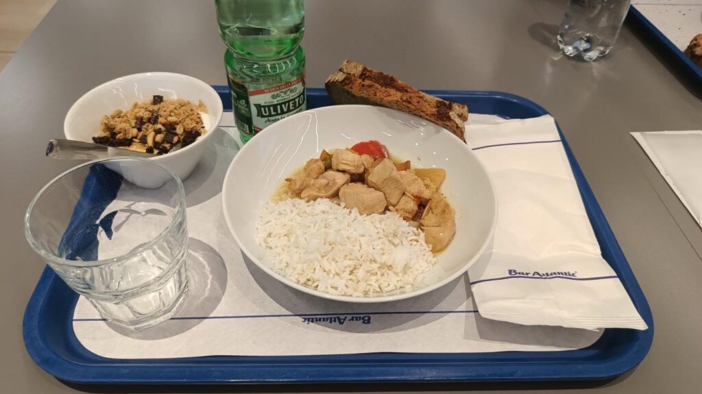 Pollo all'orientale con riso bianco, yogurt, pane integrale e acqua al Bar Atlantic Esselunga.