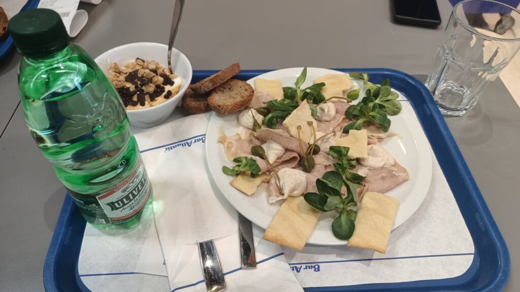 Pranzo al Bar Atlantic Esselunga con vitello tonnato, yogurt, pane integrale e acqua Uliveto.